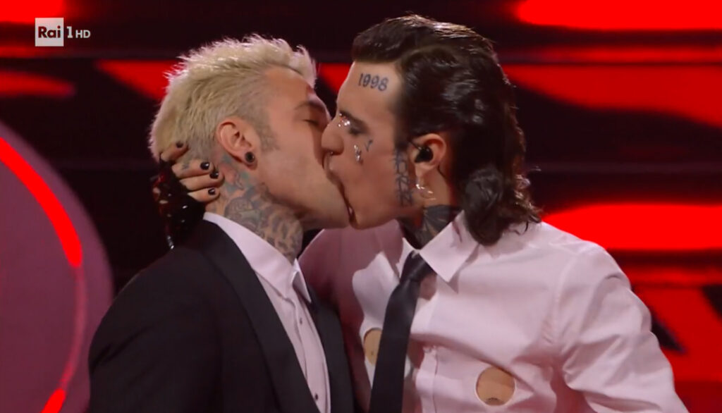 Il bacio tra Fedez e Rosa Chemical durante la diretta del Festival di Sanremo non è stato un atto osceno